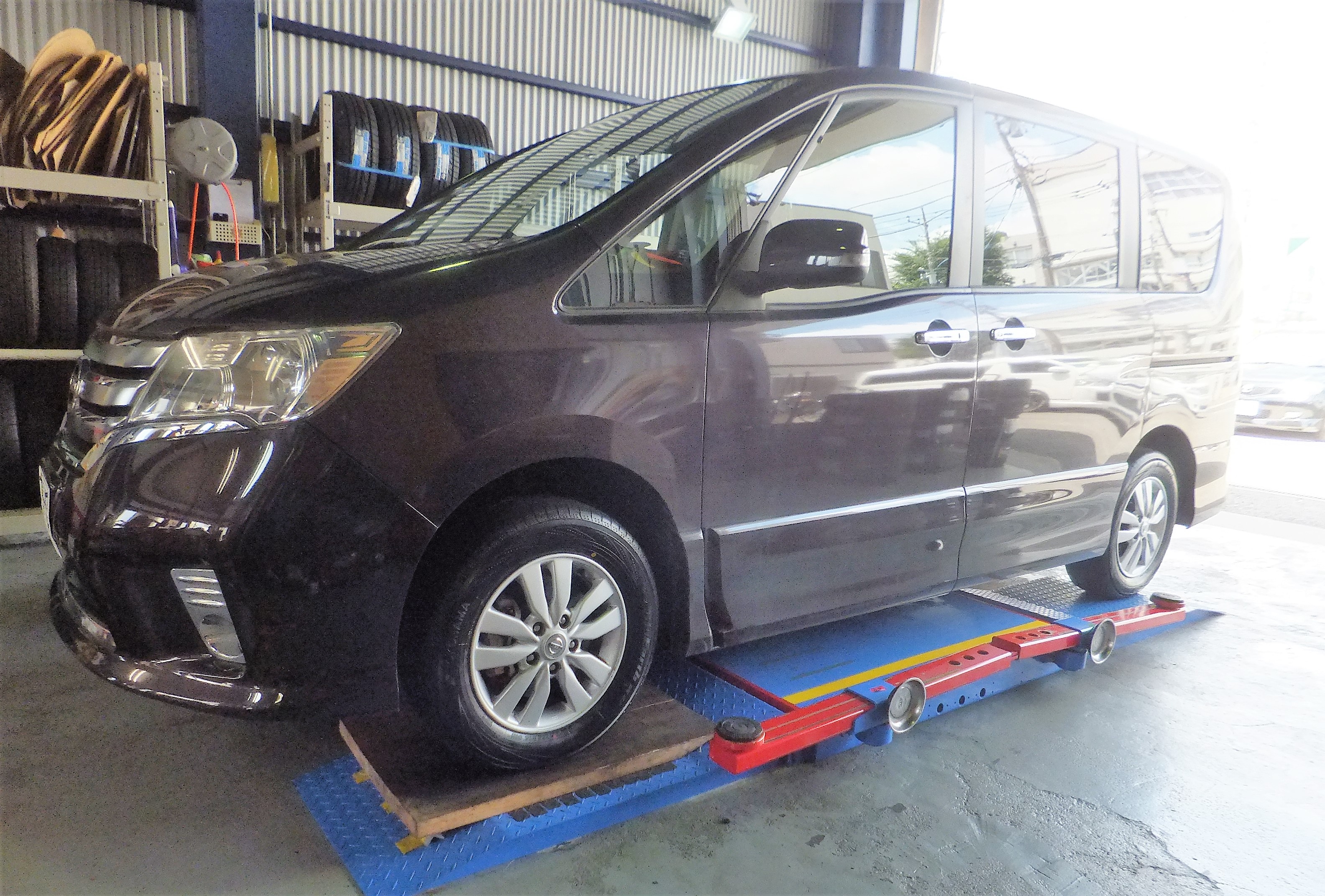 横浜市磯子区a様 日産セレナ イエローハットでタイヤのみ5万5千円が 込み込みで5万円切れた