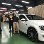 2回目のご利用♪伊勢原市 M様  フォルクスワーゲン ゴルフ7 GTEのタイヤ交換でスタッフとパチリ♪リピートの決め手は「近さ・安さ・タイヤを直送できるから、そして雰囲気」