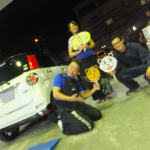 リピーターの海老名市F様 ダイハツキャストスポーツのタイヤ交換でスタッフとパチリ！！「タイヤ直送だと自宅にタイヤを置かなくて済むので助かります」