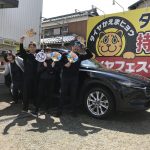 湘南平塚店♪ 鎌倉市 I様　お得なコミコミセットで マツダ CX-8 のタイヤ交換♬スタッフとパチリもご一緒に♪『安くて早くて親切なので冬タイヤをまたお願いしたい』