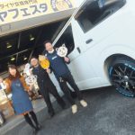 大和店♪大和市W様トヨタハイエースのタイヤ交換でスタッフとパチリ♪