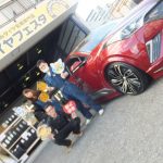 大和店♪横浜市戸塚区T様トヨタC-HRのタイヤ交換でスタッフとパチリ♪ネットでタイヤを買って2万以上の節約！！
