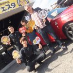 大和店♪大和市S様よりアルファロメオ155のタイヤ交換でスタッフとパチリ♪「リフトが外車でも安心してお願いできるタイプなので安心」