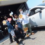大和店♪リピーターの大和市F様よりマツダCX-3のタイヤ交換♪スタッフとパチリ♪「予約もしやすく、次回も使いたい」