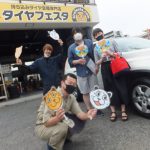 大和店♪リピータの座間市T様日産エクストレイルのタイヤ交換でスタッフとパチリ♪