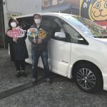 湘南平塚店♪平塚市 S様 日産 セレナのタイヤ交換♪スタッフとパチリもご一緒に！タイヤをネットで買って￥20,000～￥30,000の節約！！