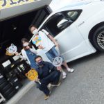大和店♪綾瀬市M様トヨタノアのタイヤ交換でスタッフとパチリ♬
