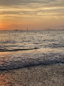 葉山真名瀬海岸から望む富士山＆江の島＆名島＆裕次郎灯台を夕陽が紅色に染める‼