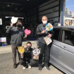 大和店♪藤沢市N様よりホンダフィットのタイヤ交換を承りました♪スタッフと一緒にパチリ♪