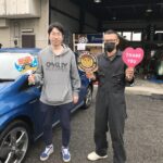 大和店♪大和市A様よりトヨタプリウスのタイヤ交換でスタッフとパチリ♪