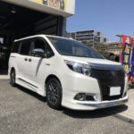 大和店♪大和市T様よりトヨタエスクワィアのタイヤ交換を承りました♪スタッフとパチリ♪