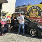 湘南平塚店♪伊勢原市T様お得なコミコミセットで￥30,000以上のお得！！ TOYOTAアクアのタイヤ交換♪スタッフとパチリもご一緒に♬