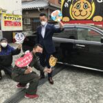 湘南平塚店♪　茅ヶ崎市　M様　日産　シーマのタイヤ交換♪スタッフとパチリもご一緒に！