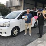 大和店♪リピーターの大和市I様よりトヨタヴォクシーのタイヤ交換でスタッフとパチリ♪