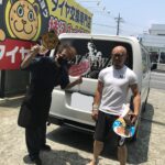 湘南平塚店♪茅ケ崎市K様日産 キャラバンのタイヤ交換♪スタッフとパチリもご一緒に♬決め手は『予約のしやすさ・タイヤを直送できる』！！