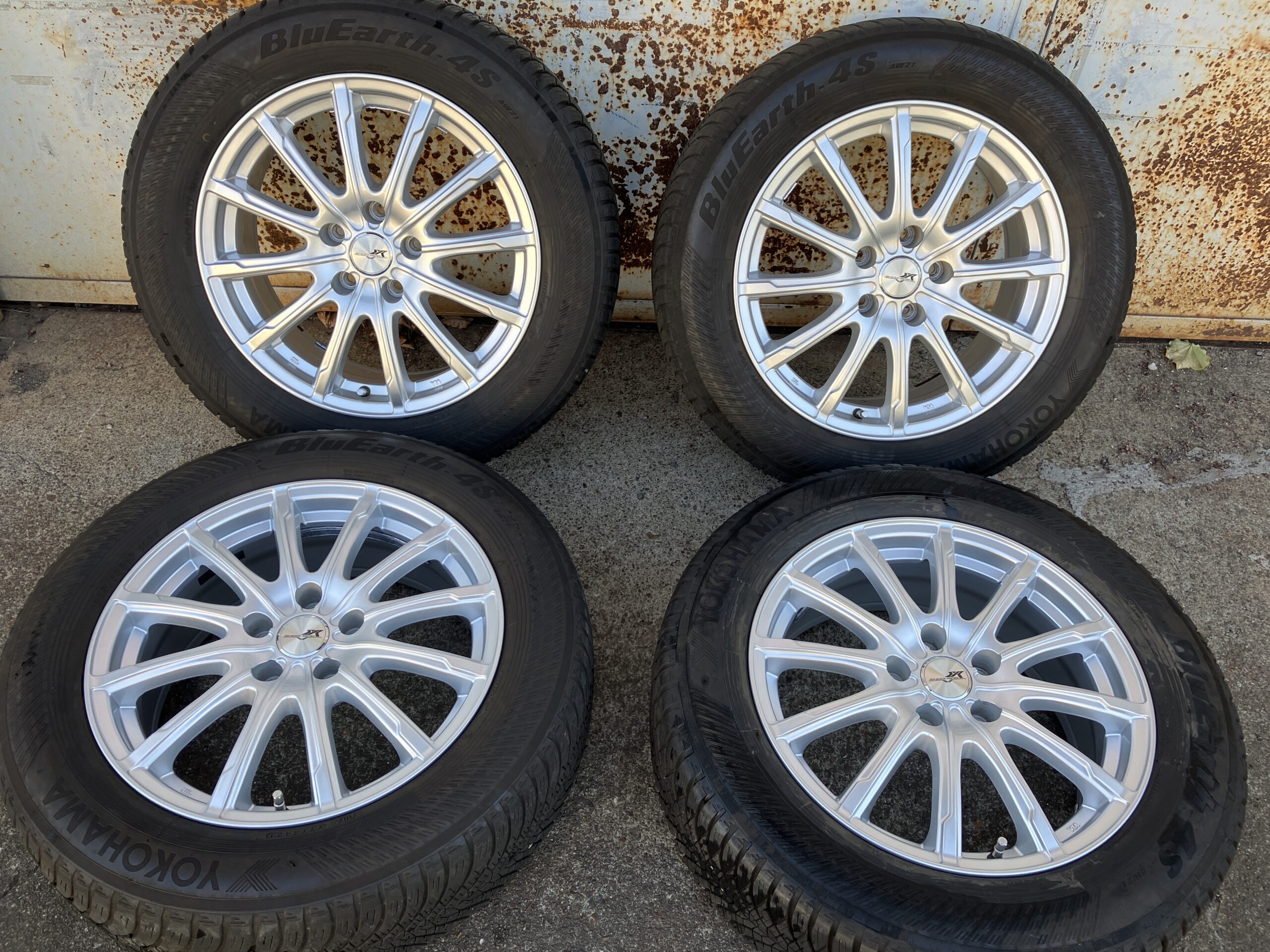 ヨコハマ ブルーアース RV02 215/60Ｒ17 4本セット #24469 ヨコハマ ブルーアース RV02 215/60R17 4本セット #24469
