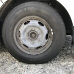 湘南平塚店♪茅ケ崎市T様よりNISSANキャラバンNV350のタイヤ交換を承りました♪決め手は「価格・予約のしやすさ・技術力」♪スタッフとパチリもご一緒に！！