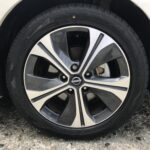 湘南平塚店♪茅ケ崎市K様よりNISSANリーフのタイヤ交換を承りました♪決め手は「価格・予約のしやすさ・雰囲気・家から近いから・技術力」♪スタッフとパチリもご一緒に！！