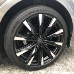 湘南平塚店♪平塚市K様よりTOYOTAクラウンクロスオーバーのタイヤ交換を承りました♪決め手は「近さ」♪スタッフとパチリもご一緒に！！