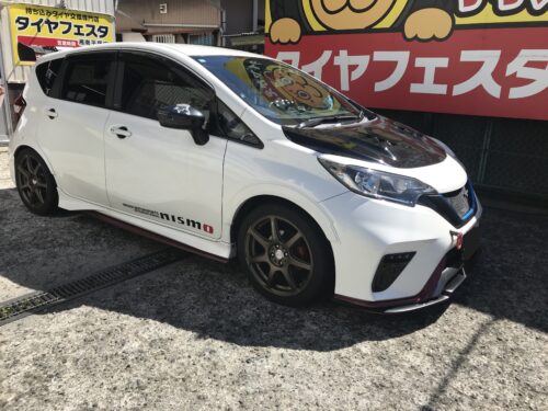 湘南平塚店♪U様よりニッサンノートのタイヤ付きホイールバランス調整を承りました♪決め手は「前回もお願いしたので」♪スタッフとパチリもご一緒に！！