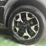 湘南平塚店♪茅ヶ崎市T様よりSUBARUのインプレッサXVCROSSTREKのタイヤ交換を承りました♪決め手は「近さ・HPの見やすさ・予タイヤを直送できるから」♪スタッフとパチリもご一緒に！！