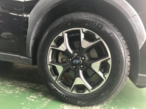 湘南平塚店♪茅ヶ崎市T様よりSUBARUのインプレッサXVCROSSTREKのタイヤ交換を承りました♪決め手は「近さ・HPの見やすさ・予タイヤを直送できるから」♪スタッフとパチリもご一緒に！！