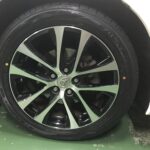 湘南平塚店♪平塚市J様よりトヨタエスティマのタイヤ交換を承りました♪決め手は「タイヤが直送できるから」♪スタッフとパチリもご一緒に！！