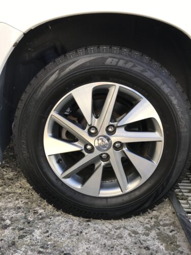 湘南平塚店♪海老名市N様よりTOYOTAアルファードのタイヤ交換を承りました♪決め手は「価格・タイヤが直送出来るから」♪