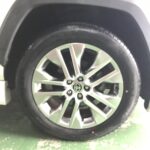 湘南平塚店♪茅ヶ崎市M様よりTOYOTA RAV4のタイヤ交換を承りました♪決め手は「近さ・安さ・お客様の声を見て・タイヤを直送できるから」♪スタッフとパチリもご一緒に！！