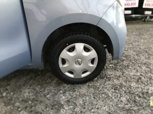 湘南平塚店♪平塚市O様よりNISSAN モコのタイヤ交換を承りました♪決め手は「近さ・安さ・タイヤが直送出来るから」♪スタッフとパチリもご一緒に！！