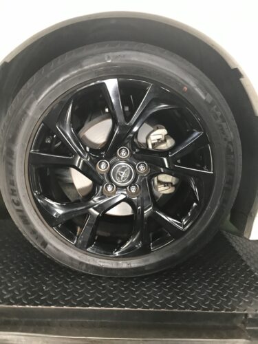 湘南平塚店♪平塚市O様よりTOYOTA C-HRのタイヤ交換を承りました♪決め手は「家から近いから」♪スタッフとパチリもご一緒に！！