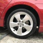 湘南平塚店♪平塚市K様よりTOYOTA プリウスのタイヤ交換を承りました♪決め手は「近さ・タイヤを直送できるから」♪スタッフとパチリもご一緒に！！