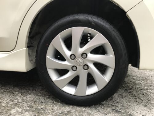 湘南平塚店♪平塚市F様よりTOYOTA bBのタイヤ交換を承りました♪決め手は「近さ・安さ・タイヤを直送できるから」♪スタッフとパチリもご一緒に！！
