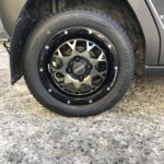 湘南平塚店♪I様よりダイハツタフトのタイヤ交換を承りました♪決め手は「雰囲気、家から近いから、タイヤを直送できるから」♪スタッフとパチリもご一緒に！！