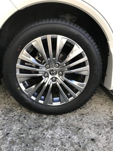 湘南平塚店♪茅ヶ崎市S様よりのTOYOTA ハリアーのタイヤ交換を承りました♪決め手は「近さ・タイヤが直送出来るから」！！