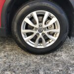 湘南平塚店♪T様よりNISSAN エクストレイルのタイヤ交換を承りました♪決め手は「長期在庫タイヤで組むのが難しいため」♪スタッフとパチリもご一緒に！！