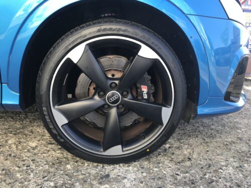 湘南平塚店♪逗子市M様よりAUDI Q3のタイヤ交換を承りました♪決め手は「近さ・お客様の声を見て・タイヤが直送出来るから」♪スタッフとパチリもご一緒に！！