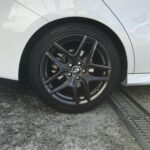 湘南平塚店♪K様よりメルセデスベンツCLAのタイヤ交換を承りました♪決め手は「価格、予約のしやすさ、家から近いから、技術力」♪スタッフとパチリもご一緒に！！