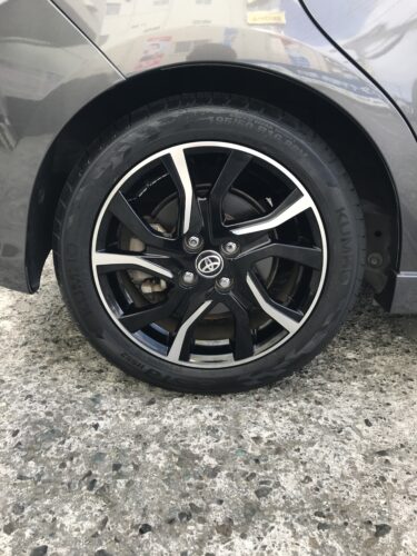 湘南平塚店♪平塚市S様お得なコミコミセットで！！TOYOTA ヴィッツのタイヤ交換♪決め手は『安さ』！！