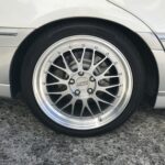 湘南平塚店♪茅ヶ崎市H様よりトヨタクラウンのタイヤ交換を承りました♪決め手は「近さ」♪スタッフとパチリもご一緒に！！