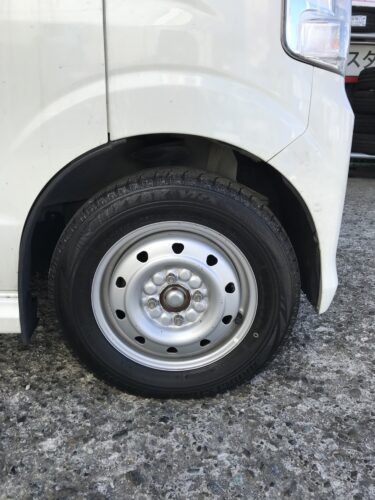 湘南平塚店♪平塚市A様 MAZDA スクラムワゴンのタイヤ交換を承りました♪決め手は「近さ・安さ・お客様の声を見て」♪スタッフとパチリもご一緒に！！