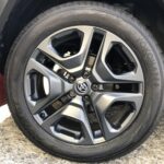 湘南平塚店♪H様よりトヨタRAV4アドベンチャーのタイヤ交換を承りました♪決め手は「近さ、お客様の声を見て」♪スタッフとパチリもご一緒に！！