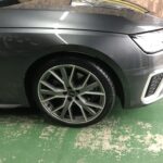 湘南平塚店♪茅ヶ崎市S様よりアウディA4のタイヤ交換を承りました♪決め手は「価格、予約のしやすさ、雰囲気、家から近いから、タイヤを直送できるから、技術力」♪スタッフとパチリもご一緒に！！