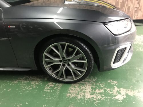 湘南平塚店♪茅ヶ崎市S様よりアウディA4のタイヤ交換を承りました♪決め手は「価格、予約のしやすさ、雰囲気、家から近いから、タイヤを直送できるから、技術力」♪スタッフとパチリもご一緒に！！