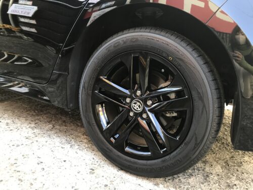 湘南平塚店♪I様お得なコミコミセットで！！TOYOTA カローラのタイヤ交換♪決め手は『近さ・安さ・予約のしやすさ』！！スタッフとパチリもご一緒に！！