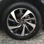 湘南平塚店♪二宮町J様よりトヨタハリアーのタイヤ交換を承りました♪決め手は「近さ、タイヤを直送できるから」♪スタッフとパチリもご一緒に！！