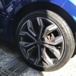 湘南平塚店♪海老名市M様よりルノールーテシアのタイヤ交換を承りました♪決め手は「近さ、安さ、予約のしやすさ、タイヤを直送できるから」♪スタッフとパチリもご一緒に！！