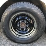 大和店♪日産NV350キャラバンのタイヤ交換を承りました♪決め手は「予約のしやすさ、家から近いから」♪スタッフとパチリもご一緒に！！