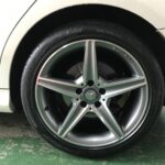 湘南平塚店♪K様よりメルセデスベンツC220dのタイヤ交換を承りました♪決め手は「価格、予約のしやすさ、雰囲気、タイヤを直送できるから」♪スタッフとパチリもご一緒に！！