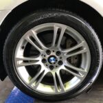 大和店！横浜市H様よりBMW535iのタイヤ交換をお得なコミコミセットで承りました♪決め手は「近さ、安さ、タイヤを直送できるから」！！♪スタッフとパチリもご一緒に！！